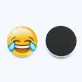Detailaufnahme des gelben Emoji-Glaskühlschrankmagneten mit schwarzer Magnetrückseite - Freudentränen (JY001884-2)