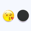 Vorder- und Rückansicht eines 25mm gelben Emoji-Kühlschrankmagneten mit Kussmund-Motiv - Luftkuss (JY001884-3)