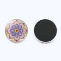 Detalle de imán de cristal mandala 25mm que muestra el frente colorido y el reverso imantado - Estilo Mandala Morado Azul Amarillo 5 (JY001936-5)