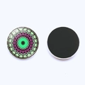 Vista macro de imán de cristal de mandala de 25mm con reverso magnético en fondo blanco - Estilo Mandala Morado Verde Negro 9 (JY001936-9)