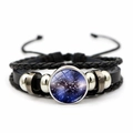 Detailansicht eines mehrlagigen Lederarmbands mit einem Galaxie-Glasanhänger - Blau Violette Galaxie (JY002075-3)