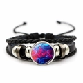 Makroaufnahme von Galaxie-Glas-Cabochon auf schwarzem geflochtenem Lederarmband mit Perlen - Bunte Nebula (JY002075-4)