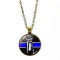 Detalle del collar placa de policía de línea azul con acabado bronce y colgante caballero - Bronce