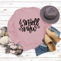 Flachbild von rosa Sweatshirt mit i smell SNOW Aufdruck und winterlichen Accessoires - S / Rosa (Schwarzer Text)