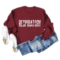 Détail du sweat-shirt bordeaux Respiratory Therapist avec jean et chaussures de sport - S / Bordeaux