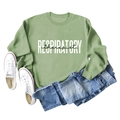 Mise à plat d'un sweatshirt Respiratory Therapist vert sauge avec short en jean - S / Vert olive