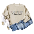 Detail eines beigen Sweatshirts mit farbigem Respiratory Therapist Text und Jeanshose - S / Sandfarben (Schwarze Buchstaben)