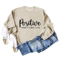 Flachbildaufnahme des beigen Positive Mind Vibes Life Sweatshirts mit Jeans und Schuhen - S / Sand (Schwarze Schrift)