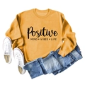 Détail à plat du sweat jaune moutarde avec impression Positive Mind Vibes Life - S / Jaune (Police Noire)