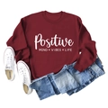 Détail d'un sweat à manches longues bordeaux avec lettrage blanc Positive Mind Vibes - S / Rouge Vin (Texte Blanc)