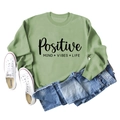 Détail du slogan positive mind vibes life sur le sweat à manches longues vert sauge - S / Vert Olive (Texte Noir)