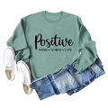 Mise à plat du sweat vert sauge avec texte Positive Mind Vibes Life et jean en denim - S / Vert Clair (Police Noire)
