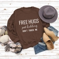 Braunes Langarm-Sweatshirt mit weißem Spruch-Aufdruck in Flachbild-Optik auf Holz - S / Kaffeebraunes Sweatshirt (Weiße Schrift)