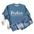Mise à plat de sweat bleu gris Positive avec jean bleu et baskets blanches en toile - S / Bleu (Texte Blanc)