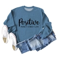 Détail du sweat à col rond bleu avec impression texte Positive Mind Vibes Life - S / Bleu (Police Noire)