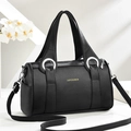 Borsa Boston nera in pelle martellata con anelli d'argento e tracolla su base bianca - Nero