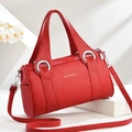 Elegante borsa a mano Boston rossa con logo dorato e dettagli in metallo argentato - Borgogna