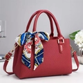Sac à main en cuir matelassé bordeaux avec foulard élégant et finitions dorées - Bordeaux
