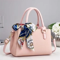 Détail d'un sac à main rose texturé avec un foulard en soie imprimé nautique décoratif - Rose