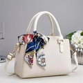 Gros plan du sac tissé blanc avec foulard décoratif en soie et boucle en métal doré - Blanc Cassé