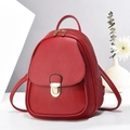 Détail du mini sac à dos en cuir litchi rouge avec fermoir rotatif doré et fermeture éclair - Bordeaux