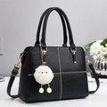 Detalle de bolso negro patchwork con textura de cocodrilo y colgante de peluche - Negro