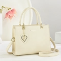 Bolso tote blanco crema con textura de litchi, herrajes dorados y dije corazón perla - Blanco Roto