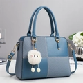 Borsa a mano blu bicolore con trama intrecciata e ciondolo di peluche in stile coreano - Blu