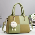 Borsa a mano verde minimalista con trama intrecciata e ciondolo a mostro in peluche - Verde