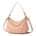 Borsa a mezzaluna in pelle rosa con catena dorata grossa e tracolla regolabile chic - Rosa