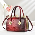 Sac à main élégant motif crocodile dégradé rouge et noir avec fermoir perle - Bordeaux