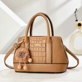 Borsa a mano marrone in pelle goffrata coccodrillo con ciondolo e tracolla rimovibile - Marrone