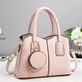 Borsa tote rosa tenue in morbida ecopelle con ciondolo portamonete e dettagli dorati - Rosa