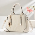Sac à main chic de couleur crème avec texture marbrée et détail de trèfle - Blanc Crème (Motif Marbre)