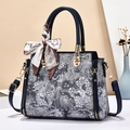 Borsa a mano blu navy con motivi classici argentati, finiture dorate e foulard di seta - Blu