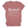 Détail du texte de définition Retired sur un t-shirt en coton rose poudré doux - Or Rose (Police Blanche)
