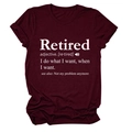 Détail du t-shirt en coton bordeaux avec motif imprimé de la définition de Retired - Rouge Vin (Police Blanche)