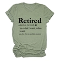 Détail d'un t-shirt en coton vert sauge avec définition amusante du dictionnaire Retired - Vert Olive (Police Noire)