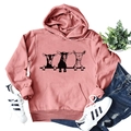 Felpa rosa oversize con stampa di pecore abbinata a jeans e scarpe da ginnastica - S / Oro rosa