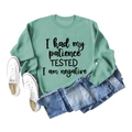 Détail du sweat-shirt vert sauge avec inscription noire I Had My Patience Tested et col rond - S / Vert clair