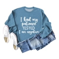 Détail du sweat-shirt bleu-gris avec texte blanc imprimé présenté à plat sur fond blanc - S / Bleu (Police Blanche)