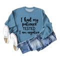 Détail du sweat bleu avec texte 'I Had My Patience Tested' et finitions en maille côtelée - S / Bleu (Police Noire)
