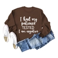 Flachbild des braunen Oversized-Sweatshirts mit weißem Spruch und blauen Jeanshosen - S / Kaffeebraun