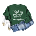 Flachbild eines grünen Sweatshirts mit Spruch I Had My Patience und blauen Denim-Shorts - S / Dunkelgrün
