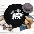 Flachbild-Deko von Grandma Bear Sweatshirt mit Herbstdekor, Hut, Jeans und Schal - S / Schwarz (Weiße Schrift)