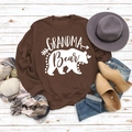 Detailansicht des Grandma Bear Aufdrucks auf braunem Sweatshirt mit herbstlicher Deko - S / Kaffee (Weiße Schrift)