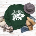 Nahaufnahme von Grandma Bear Aufdruck auf dunkelgrünem Sweatshirt mit Herbstdeko - S / Dunkelgrün (Weiße Schrift)