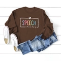 Flachbild des braunen Speech Therapy Sweatshirts mit Jeans und weißen Sneakern auf Holz - S / Kaffee (Weißer Druck)