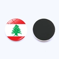 Nahaufnahme von Libanon Flagge Kühlschrankmagnet aus Glas mit Magnet auf weißem Grund - Libanon Flagge