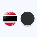Detail eines runden Katar-Kühlschrankmagneten mit Glasoberfläche und Magnetrückseite - Trinidad und Tobago Flagge
